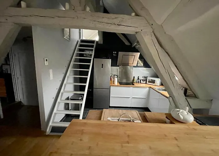 Sous Les Clochers De - Spacieux Logement *